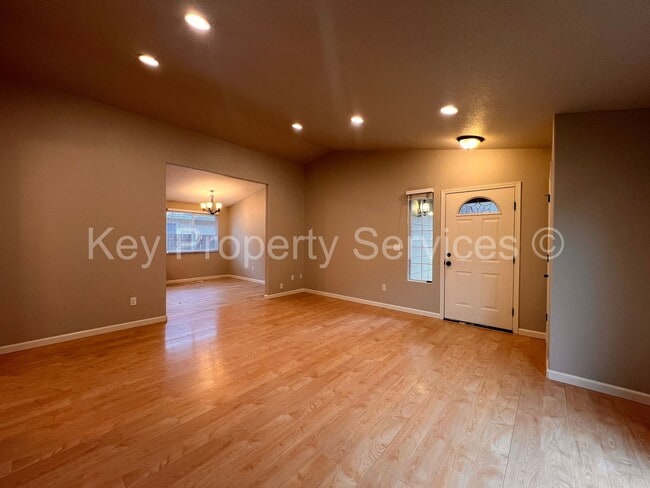 Building Photo - Charming Home in Quiet Image Neighborhood