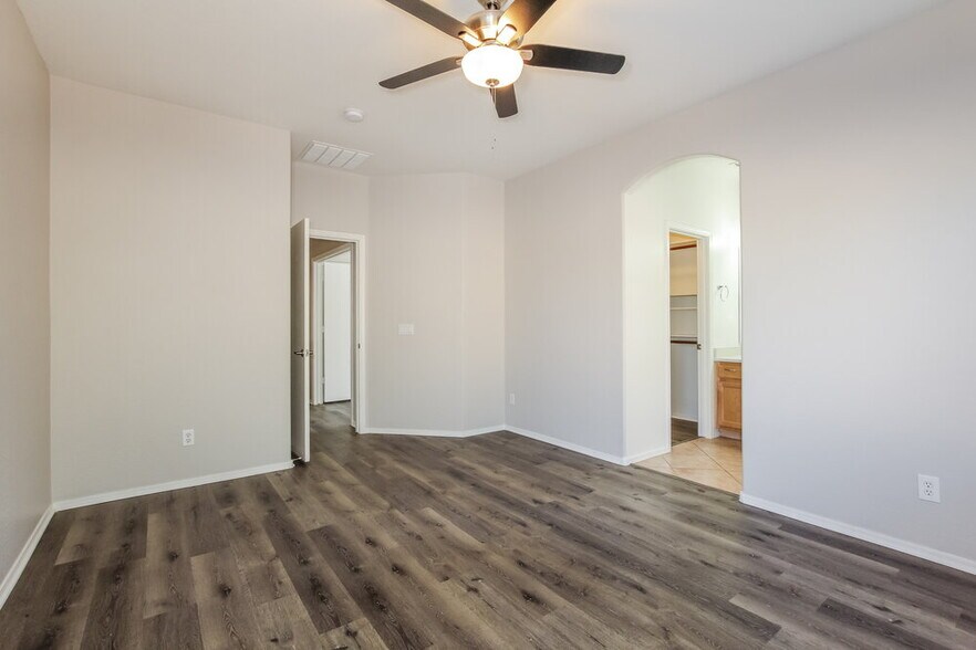 Building Photo - 13006 W Aster Dr