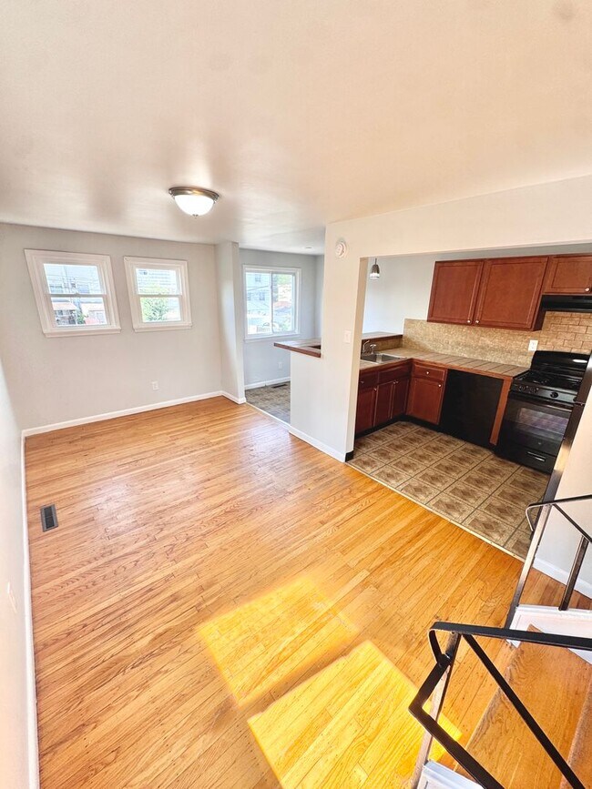Building Photo - SUPER CLEAN THREE BEDROOM TOWNHOME