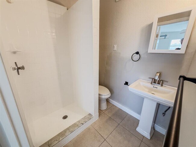 Building Photo - 818 Bayview Dr