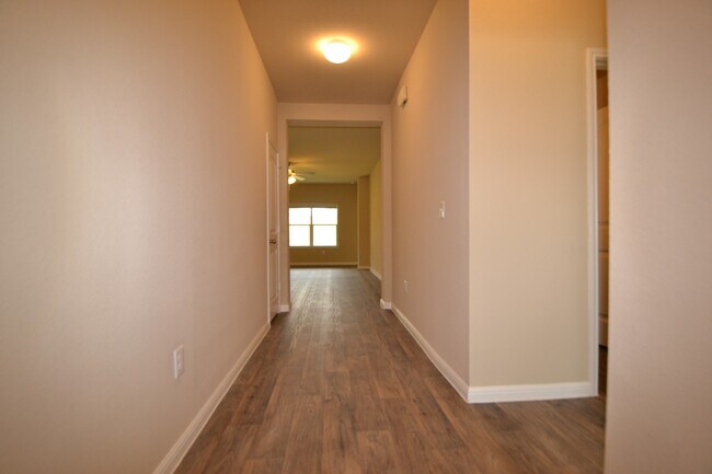 Building Photo - Updated Home in Pioneer Crossing! Available for July!