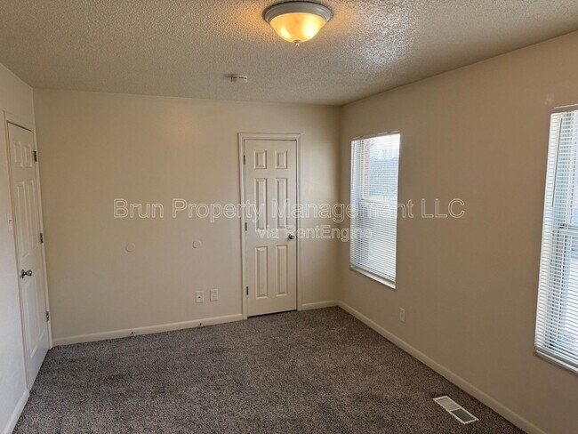 Building Photo - 1105 W Parkway Ave