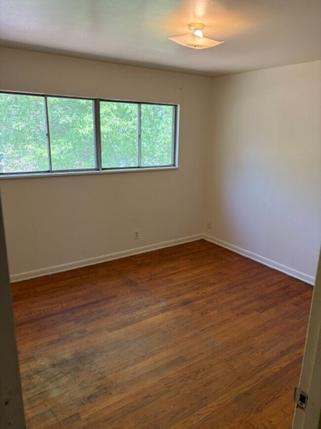 Building Photo - 3425 Sunset Dr