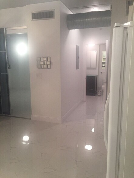 Building Photo - 690 SW 1st Ave