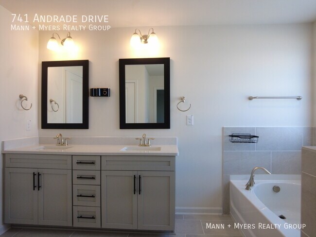 Building Photo - 741 Andrade Dr