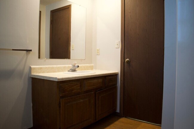 Building Photo - Affordable 3 Bedroom Duplex, SW Columbia!