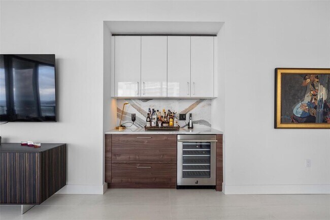 Building Photo - 301 1st St S