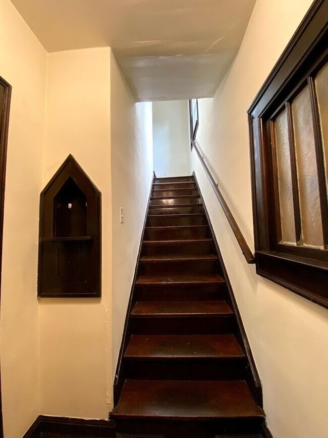 Building Photo - *2027* 4 Bed House!! Great Spot!!