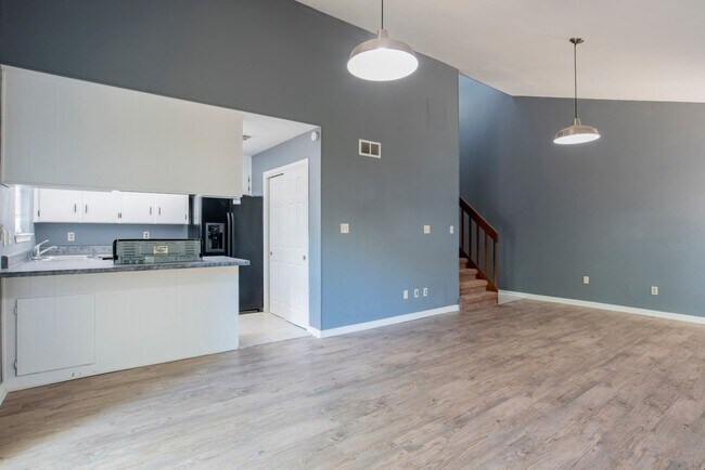 Building Photo - West Pensacola Townhouse with High Ceiling...