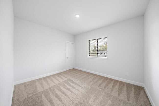 Building Photo - 1502 Noble Pk Dr