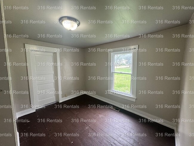Building Photo - $1045 - 4 bed 1 bath - Single Family Home