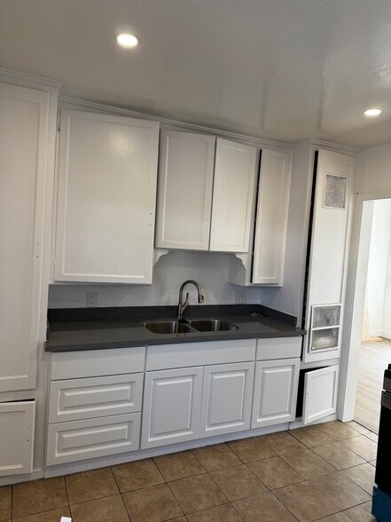 Kitchen - 905 Sartori Ave