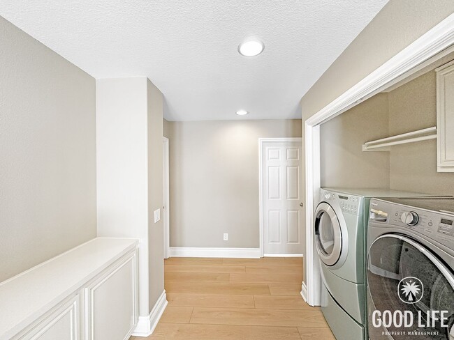 Building Photo - Beautiful 3-Bed Home w/ Vaulted Ceilings, Stainless Appliances, Private Backyard & 2-Car Garage