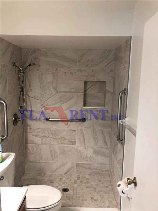 Building Photo - Pending Application- DO NOT APPLY -COMING SOON!  5/1/26     2/2 Upgraded Condo in Winter Park**