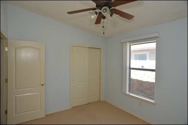 Building Photo - 10045 Paloma Dr