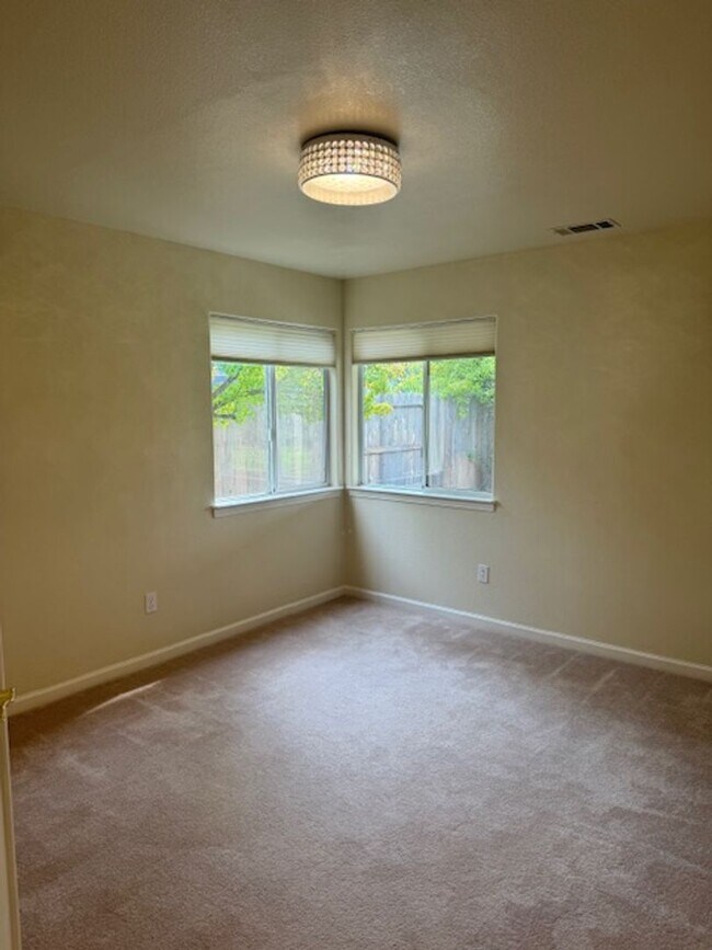 Building Photo - Home in Country Heights with Landscaping i...