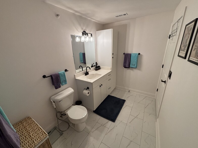 Building Photo - 1550 N Warren Ave