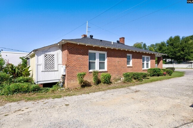 Building Photo - 3012 Rosewood Dr