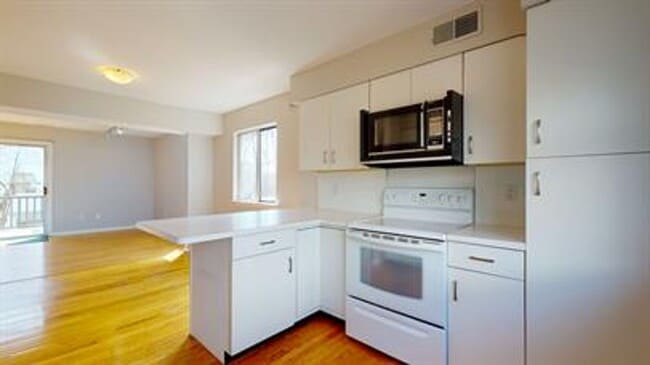 Building Photo - 2 Bedroom 2.5 Bath Townhouse