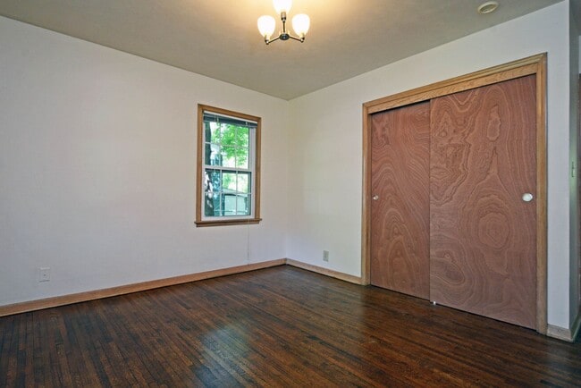 Building Photo - Beautiful 4 Bed 2.5 Bath Home in Minnetonka!