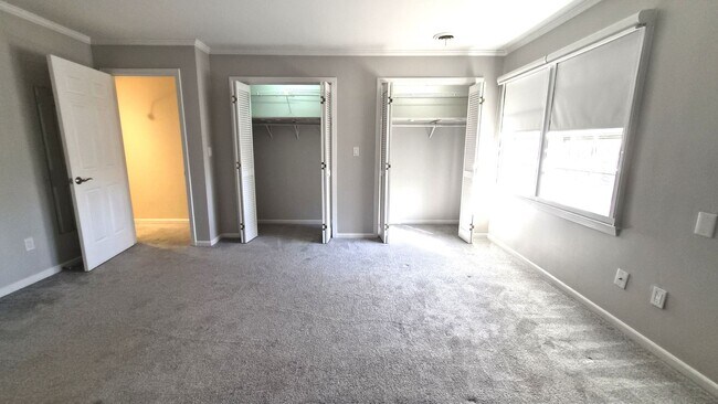 Building Photo - Great Two Bedroom Townhouse Convenient to Downtown Greenville!