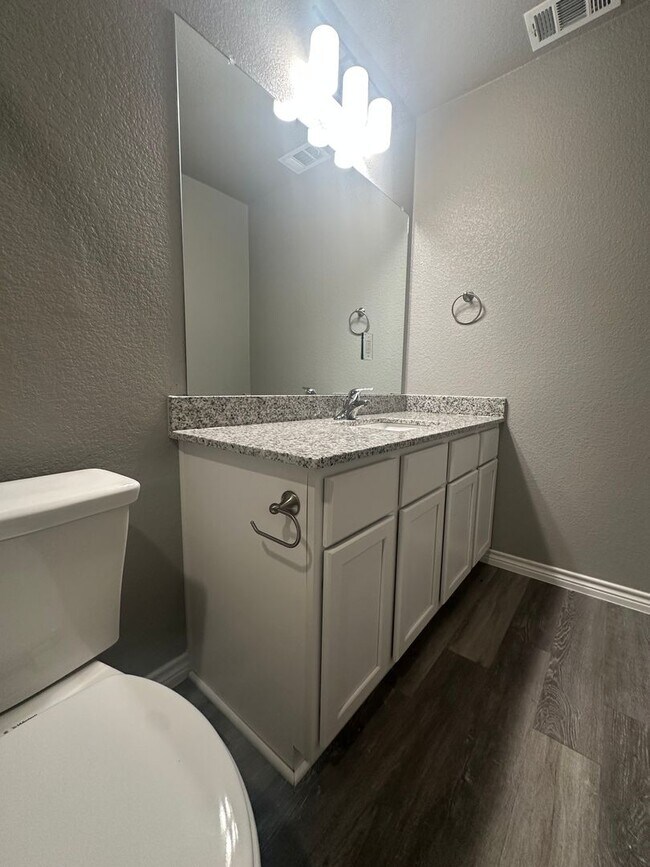 Building Photo - 3Bed/2Bath