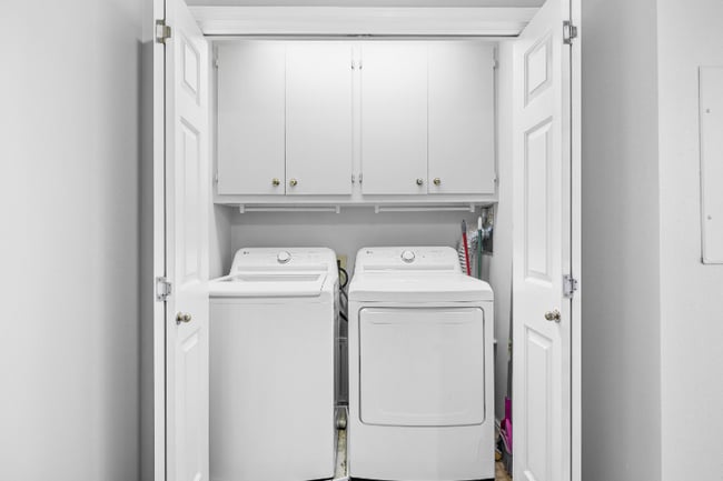 Building Photo - 355 Elm St N