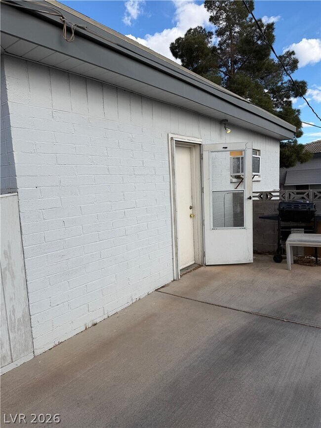 Building Photo - 640 6th St