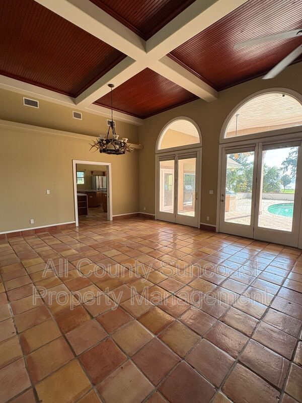 Building Photo - 2600 Lucerne Dr