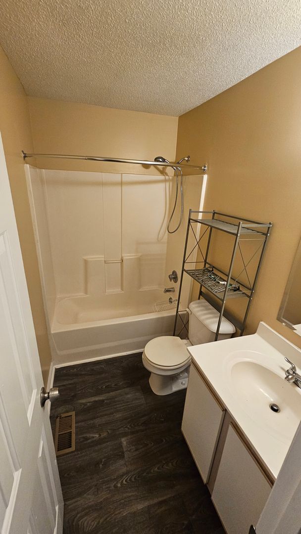 Building Photo - 3 Bedroom 2 Bath Townhouse