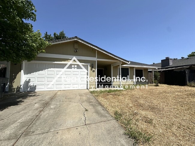 Building Photo - Spacious 3bd/2ba House with 2 Car Garage