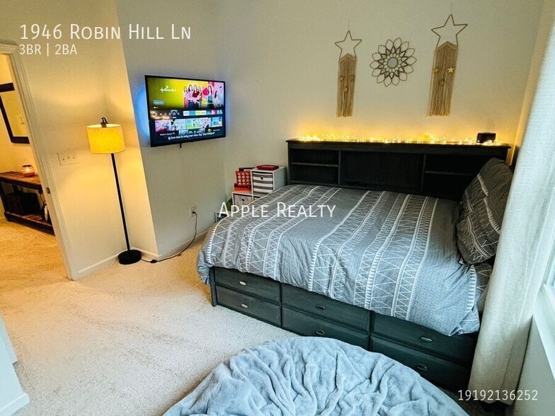 Building Photo - 1946 Robin Hill Ln