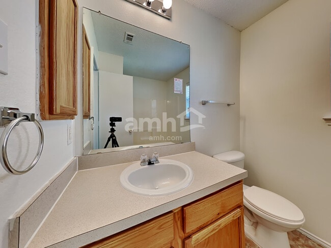 Building Photo - 728 Raven Dr