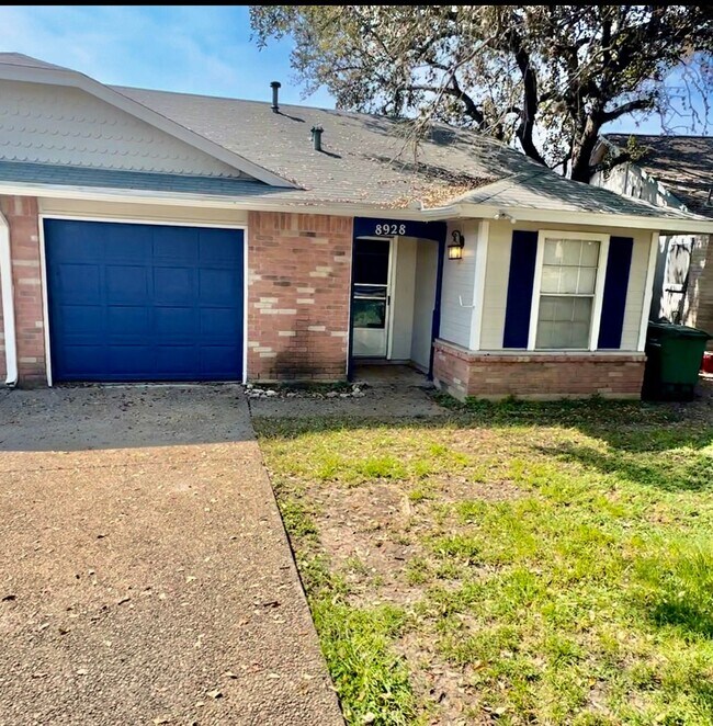 Primary Photo - Charming 2-bedroom 1 bath 1 car garage loc...