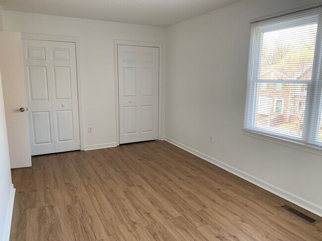 Building Photo - 2 Bedroom, 1.5 Bathroom Townhouse in Green...