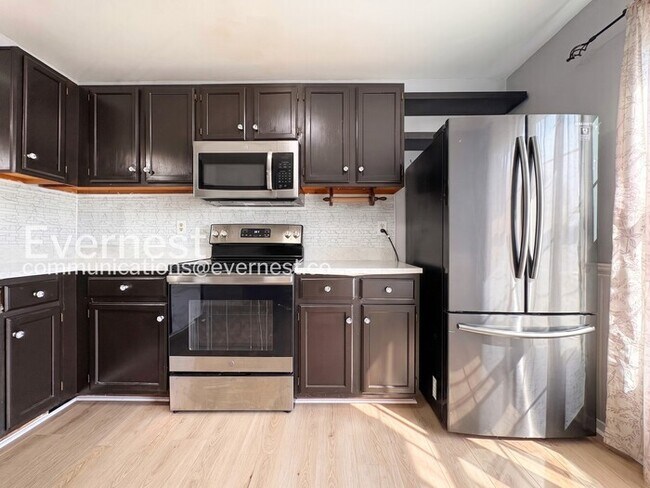 Building Photo - PROMO: Get $500 Off First Full Month’s Rent!/Spacious Town Home with Modern Amenities / 3 Beds & ...