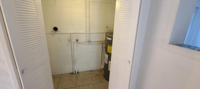 Building Photo - 2027 BENTLEY ST