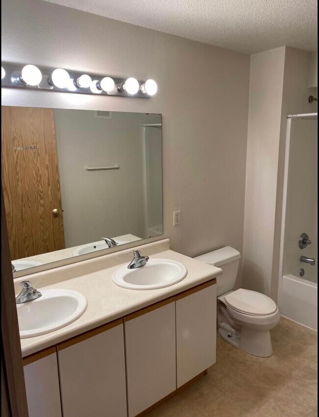 Building Photo - 2860 Coral Ct