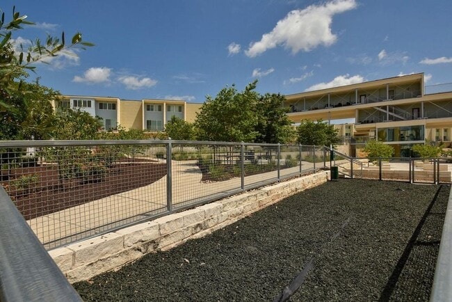 Building Photo - 604 N Bluff Dr