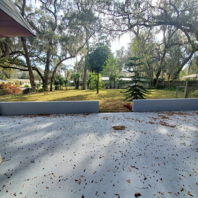 Building Photo - Duplex with 2bedrooms & another room that could be 3rd bedroom or office den space.