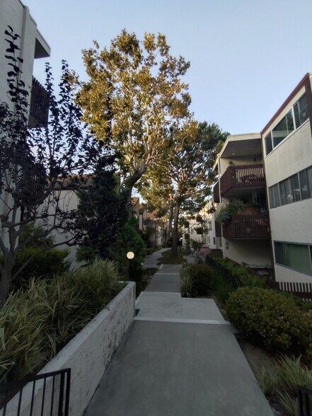 Building Photo - 5950 Canterbury Dr