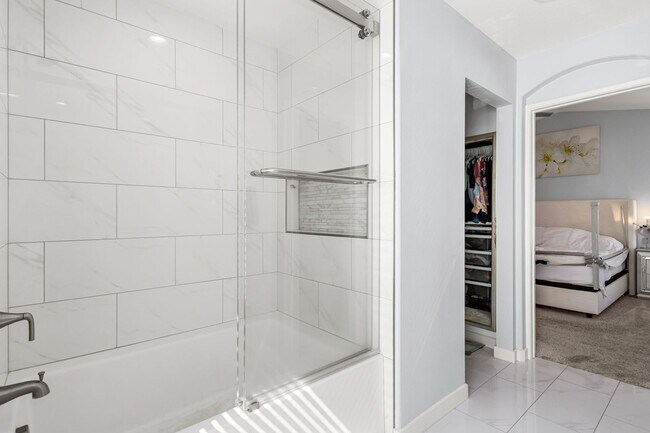 Building Photo - Beautifully Updated 3 Bedroom Southeast Ve...
