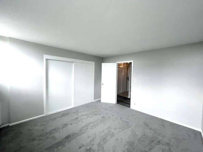 Building Photo - 3950 N Lake Shore Dr