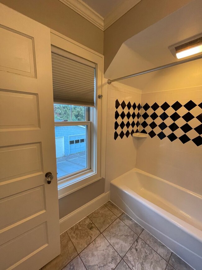 Building Photo - AVAILABLE JUNE - Beautiful 2 Bed 1 Bath Woodland Home