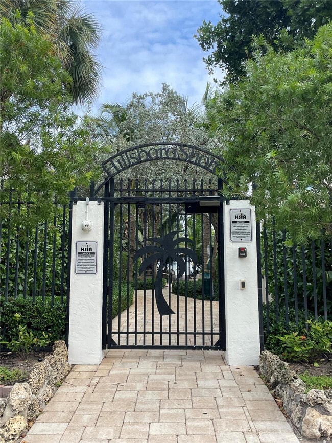 Building Photo - 2605 Bay Dr