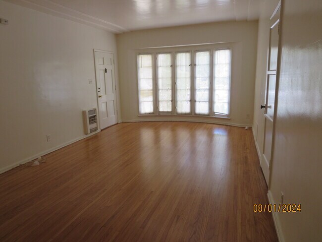 Studio - 5648 W 6th St