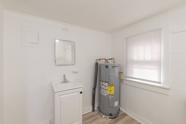 Building Photo - Two Bedroom Home!