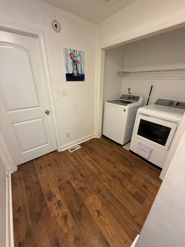 Building Photo - 2/2.5 Townhouse off of Tharpe st! Central ...