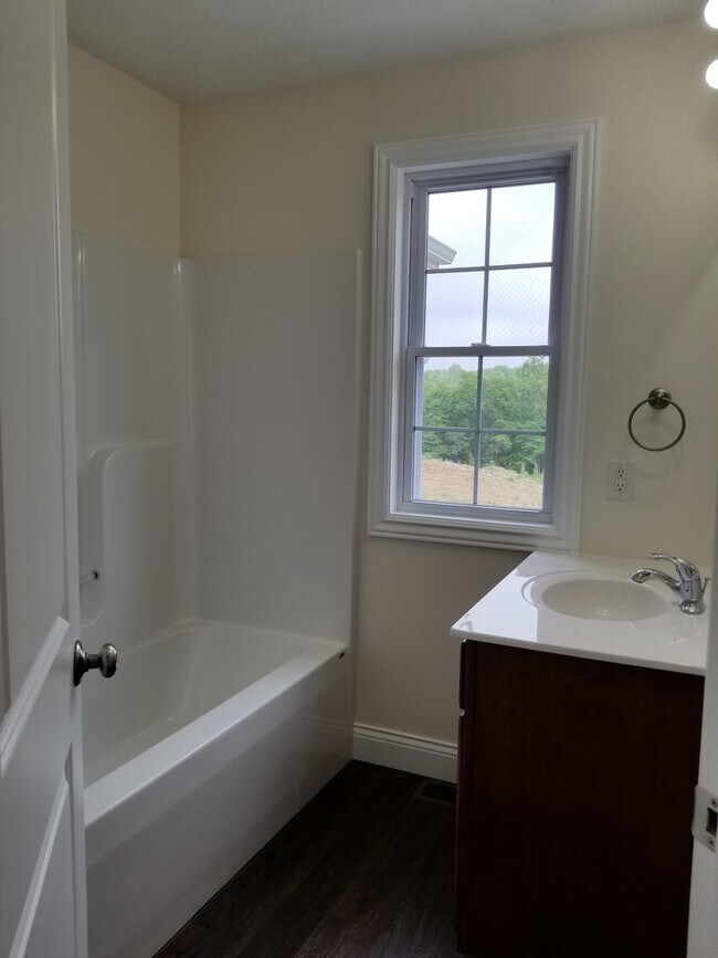 Building Photo - Beautiful and Modern 3 Bed 2.5 bath Home!