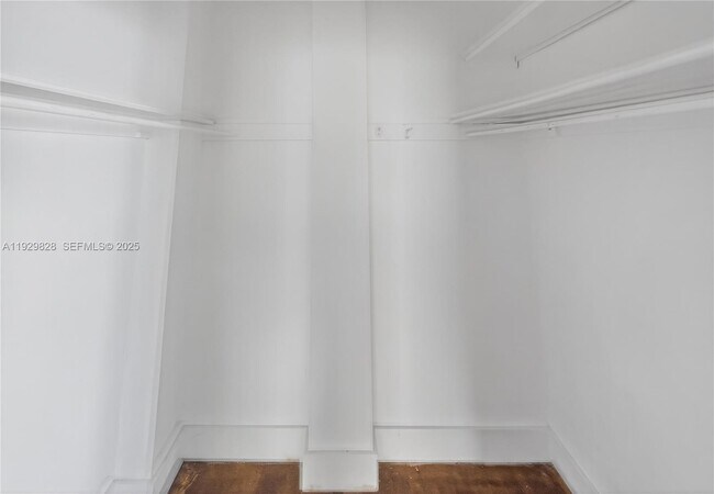 Building Photo - 993 Bay Dr